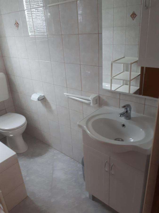 Apartments Makaus Kampor Екстер'єр фото