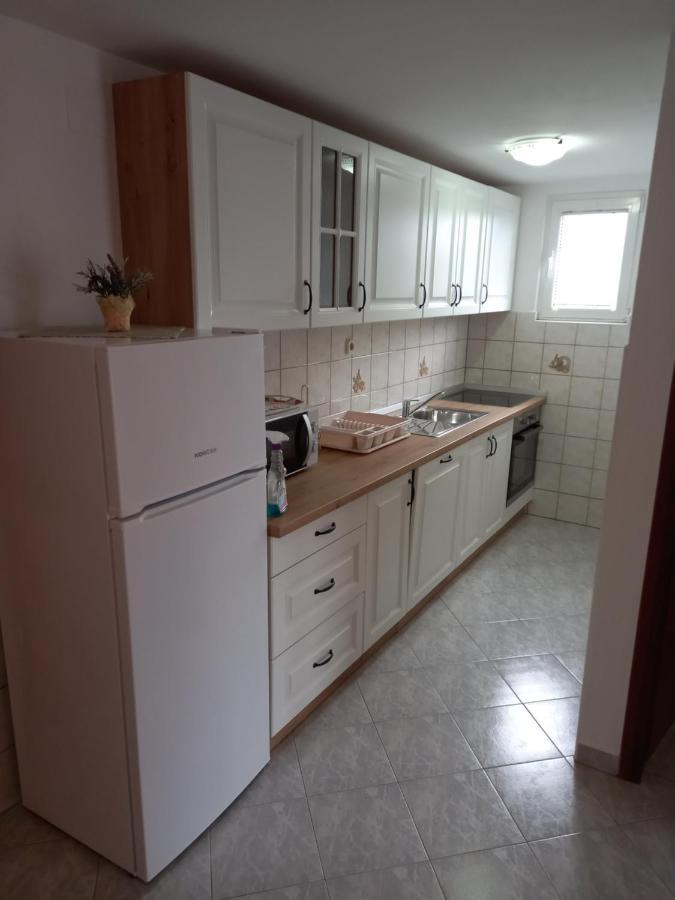 Apartments Makaus Kampor Екстер'єр фото