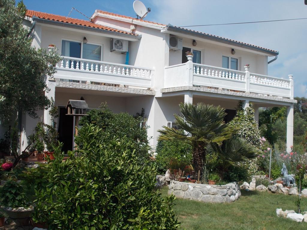 Apartments Makaus Kampor Екстер'єр фото